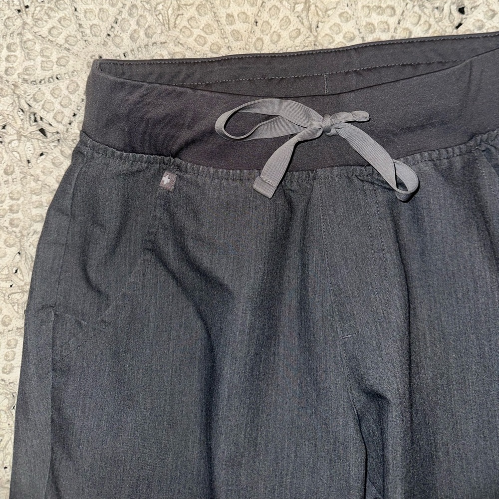 FIGS Scrubs Set - Picture 9 of 16